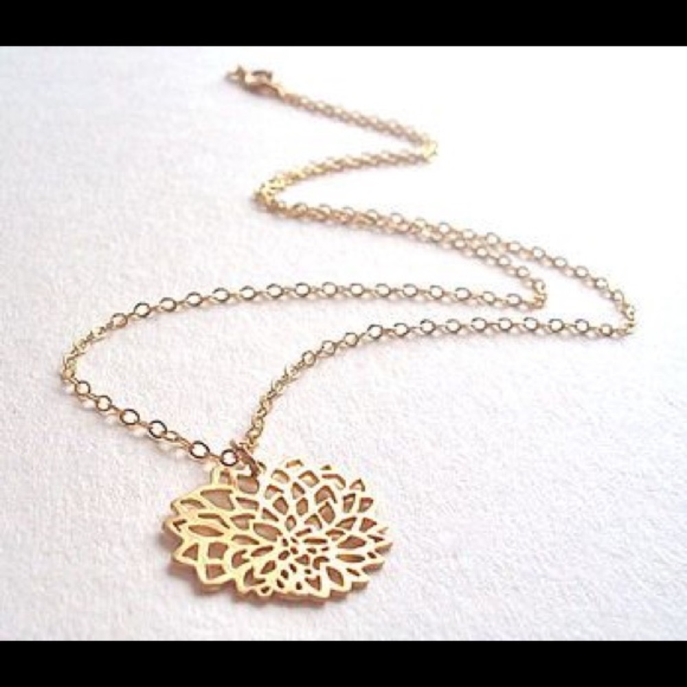 Gold filigree chrysanthemum necklace
